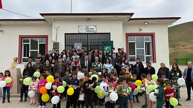 Siirt'te Yeşilay köy okulunda öğrencilerle buluştu