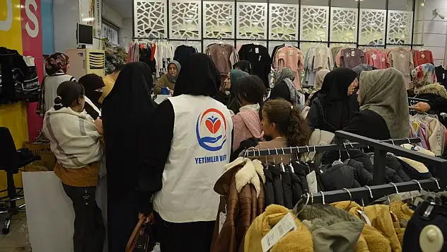 Siirt'te Yetimler Vakfı'ndan Kışlık Destek: Yüzlerce Yetim Çocuğa Mont ve Bot Dağıtıldı