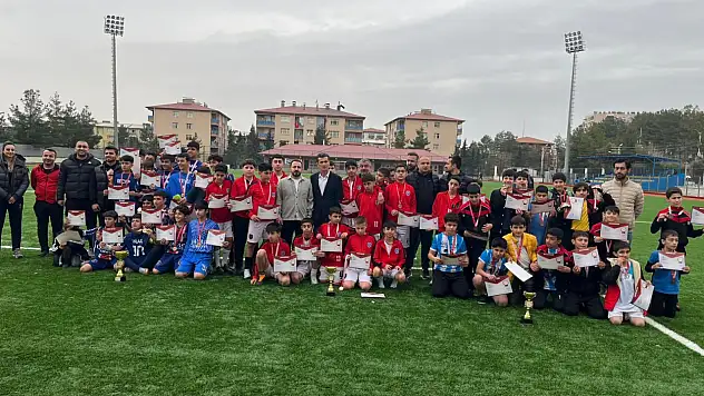 Siirt'te yıldızlar kategorisinde futbol şampiyonları belli oldu