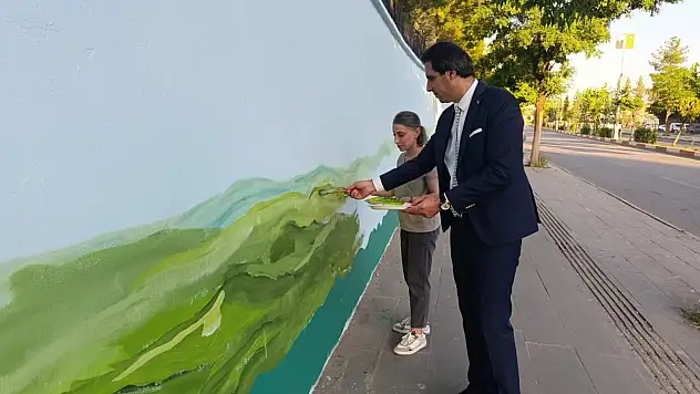 Siirt'te Yıpranan Polis Evi Duvarı Yeniden Renklendiriliyor