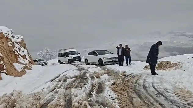 Siirt'te yoğun kar yağışı hayatı olumsuz etkiliyor: Tillo'da mahsur kalan araçlar kurtarıldı