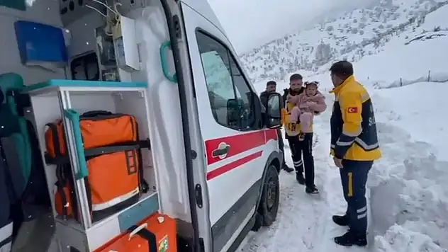 Siirt'te yoğun karla mücadele: Kapanan köy yolları açıldı, hastalar kurtarıldı