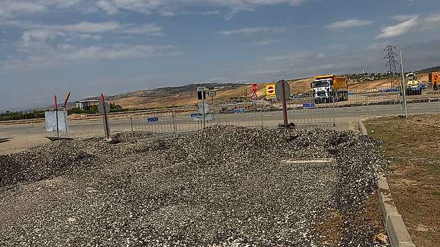 Siirt'te Yol ve Kavşak Çalışmalarına Sosyal Medyadan Tepki: Vatandaşlar Vali Kızılkaya'ya Seslendi