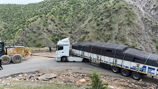 Siirt'te Yükü Ağır Gelen TIR Rampada Mahsur Kaldı