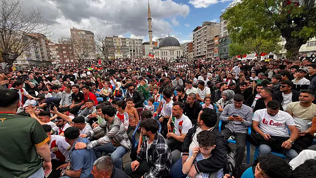 Siirt'te Yüzlerce Vatandaş Amed Spor Maçını Meydanda Canlı İzliyor