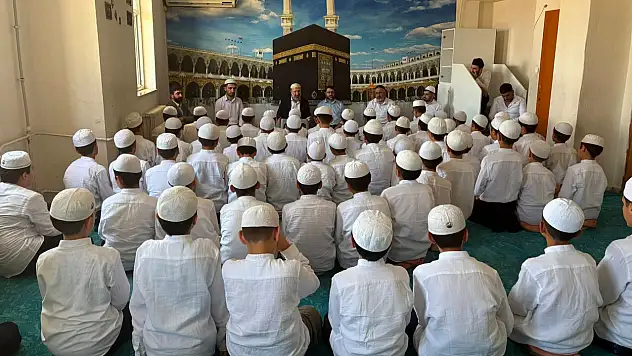 Siirt Tİllolu Seyda Diyaüddin Mücahidi, Kozluk'ta Hafızlık Kursu Öğrencileriyle Buluştu
