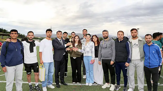Siirt Üniversitesi Bahar Şenliği'nde Şampiyonlar Kupalarını Aldı