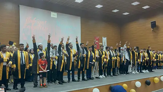 Siirt Üniversitesi İlahiyat Fakültesi Mezuniyet Töreninde Filistin'e Destek