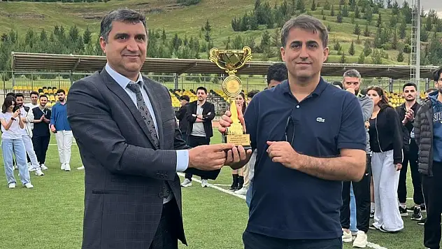 Siirt Üniversitesi'nde Masa Tenisi Şampiyonu Nurullah Düzen Oldu