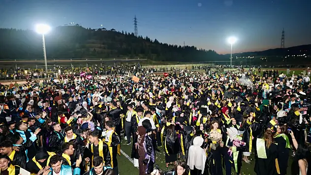 Siirt Üniversitesi'nde Mezuniyet Coşkusu: Binlerce Öğrenci Kep Attı