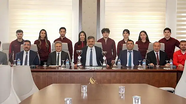 SİİRT ÜNİVERSİTESİ REKTÖRÜ BAŞARILI GÜREŞ EKİBİNİ KUTLADI