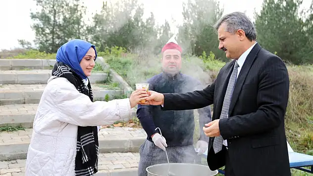 Siirt Üniversitesi Rektörü Prof. Dr. Nihat Şındak'tan Öğrencilere Çorba İkramı