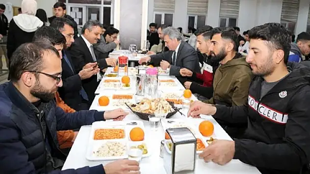 Siirt Üniversitesi Rektörü Prof. Dr. Nihat Şındak, Öğrencilerle İftar Yaptı