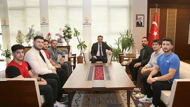 Siirt Üniversitesi Rektörü Şındak, Şampiyon Sporcuları Makamında Kabul Etti