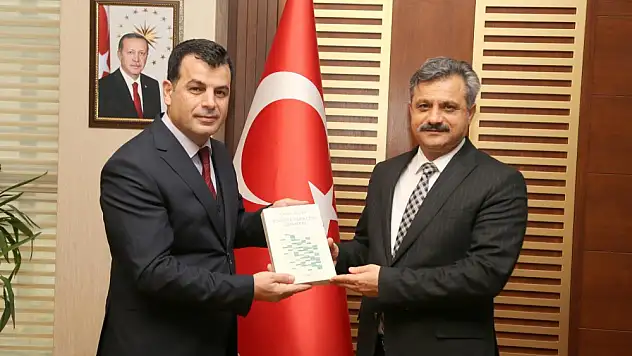 Siirt Üniversitesinden Prof. Dr. Şahap Bulak, Türkiye Yazarlar Birliği'nin 2023 Yılı 'Dil Ödülü'nü Aldı