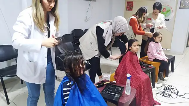 SİİRT VAKFI VE SİİRTLİ KADIN KUAFÖRLER KÜÇÜK KIZ ÇOCUKLARINA TEBESSÜM OLDU