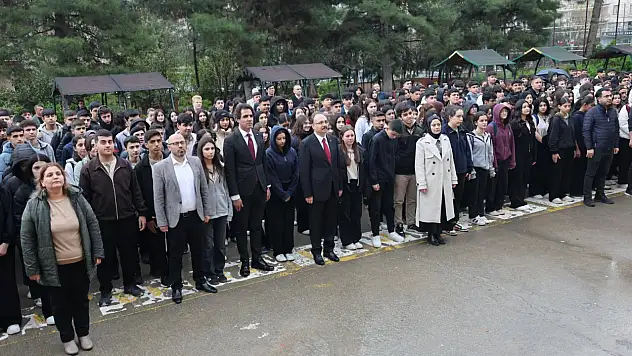 Siirt Valisi Dr. Kemal Kızılkaya 14 Eylül Anadolu Lisesi'nde Öğrencilerle Bayrak Törenine Katıldı