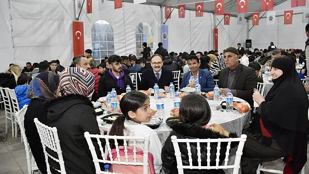 Siirt Valisi Dr. Kemal Kızılkaya Ramazan'ın İlk İftarını Vatandaşlarla Açtı