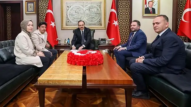 Siirt Valisi Kemal Kızılkaya, koruyucu aile olan Uluşık çiftini makamında kabul etti