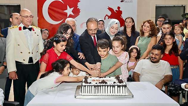 Siirt Valisi Kemal Kızılkaya ve Eşi Nurten Kızılkaya, 30 Ağustos Resepsiyonuna Ev Sahipliği Yaptı