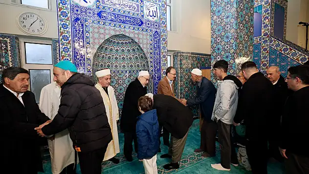 Siirt Valisi Kızılkaya, Bayram Namazı Sonrası Vatandaşlarla Bayramlaştı