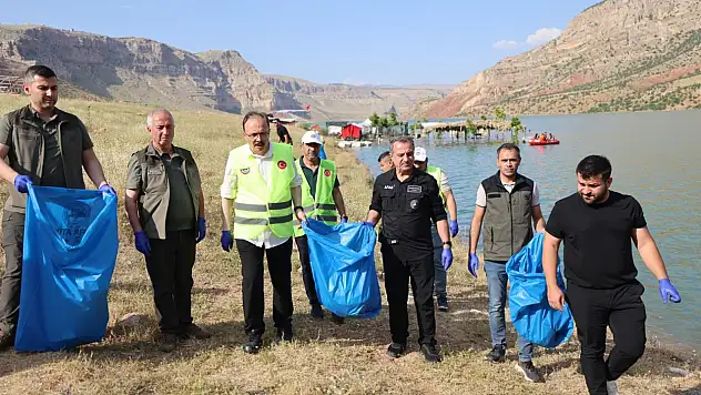 Siirt Valisi Kızılkaya, Eline Çöp Poşeti Alıp Botan Vadisine Atılan Çöpleri Topları