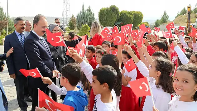 Siirt Valisi Kızılkaya ve Rektör Şındak'a Necip Fazıl Kısakürek İlkokulu Öğrencilerinden Coşkulu Karşılama