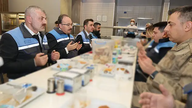 Siirt Valisi ve Belediye Başkan Vekili, madencilerle Ramazan sofrasında buluştu