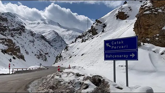 Siirt–Van Yolunda 20 Günlük Kar Mesaisi: Yol Tek Şeritten Açıldı