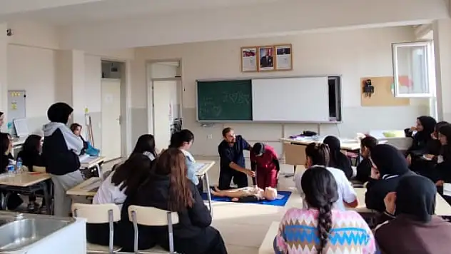 Siirt Zeynep Hatun MTAL Öğrencilerinin İlkyardım Çalışmaları