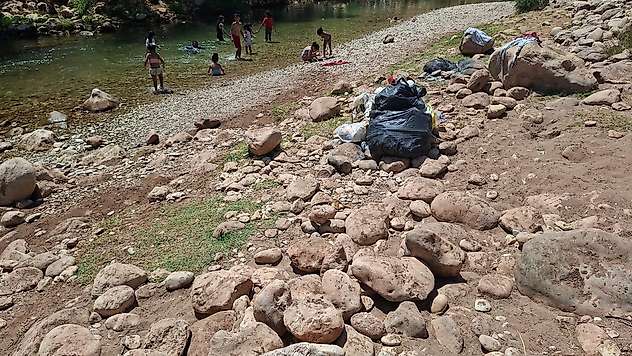Siirt Zorava Çayı'nda İç Acıtan Görüntü: Pikniğe Geldi, Çöpleri Topladı