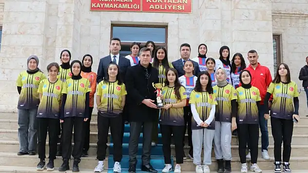Siirt'i Temsil Eden Kurtalan Hentbol Takımı Bölge Şampiyonu Oldu