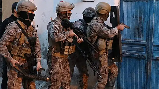 Siirt'in de Aralarında Bulunduğu 46 İlde Düzenlenen Operasyonlarda Yüzlerce Kişi Gözaltına Alındı