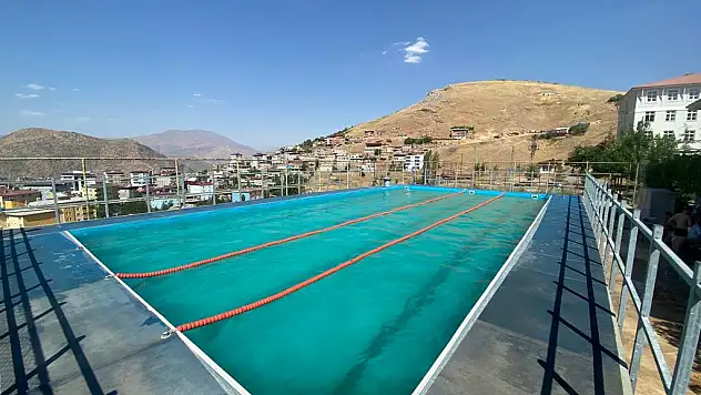 Siirt'in Pervari İlçesinde Belediyeye Ait Yarı Olimpik Yüzme Havuzu Halkın Hizmetine Açıldı!