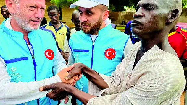 Siirtli Din Görevlisi Erkoyuncu, Nijerya'da Kurban Eti Dağıttı