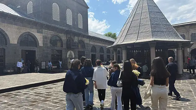 Siirtli Öğrenciler Sınav Öncesi Diyarbakır'ı Gezerek Motivasyon Kazandı