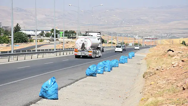 Siirtlilerin Akşam Vakti Dinlenip Çöp Alanına Çevirdiği Çevre Yolu Temizlendi
