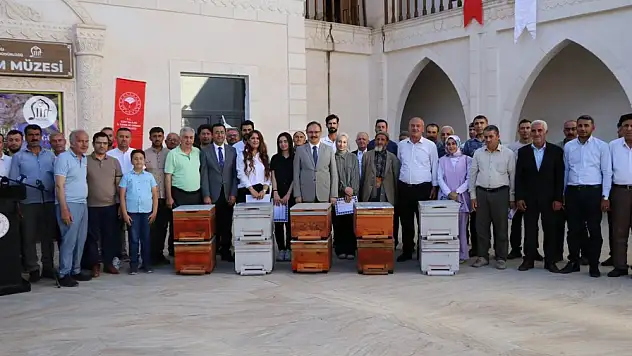 Siirt'te 100 Arıcı Aileye 2 Bin Arılı Kovan Dağıtıldı