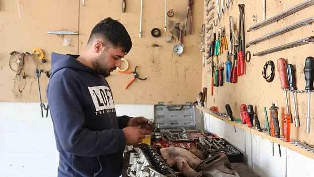 Siirt'te 11 Yaşında Çırak Olan Şakir Gezici, 19 Yaşında Usta Oldu