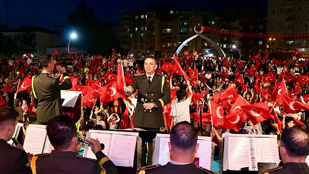 Siirt'te 2. Ordu Bölge Bando Komutanlığının Konserine Yoğun İlgi Gösterildi