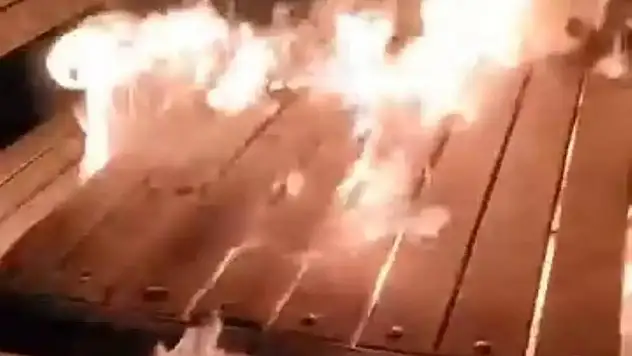 Siirt'te 3 Çocuk Parkta Bulunan Bank ve Masayı Yaktı!