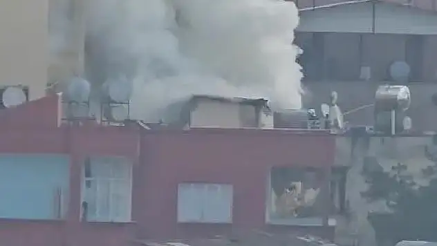 Siirt'te 3 Katlı Bir Binanın Çatısında Yangın Çıktı