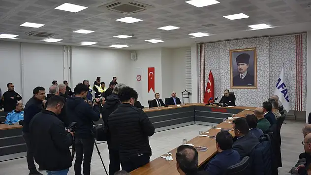 Siirt'te, 6 Şubat Depreminin Yıldönümünde Saat 04.17'de Buruk Toplantı