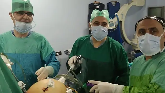 Siirt'te 78 Yaşındaki Bayan Hastanın Safra Kesesinden Binlerce Taş Çıktı