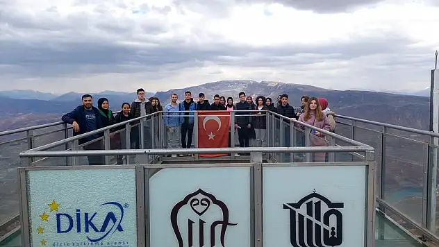 SİİRT'TE AĞIRLANAN ÖZEL MİSAFİRLER, KENTİN TARİHİ VE KÜLTÜREL YERLERİNİ GEZDİ