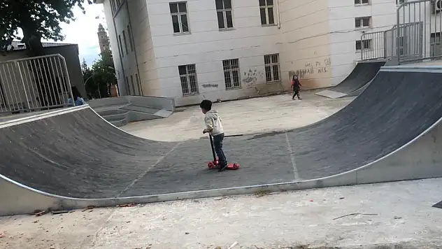 SİİRT'TE BİR İLK, ÇOCUKLAR KAYKAY PİSTİNE KAVUŞTU