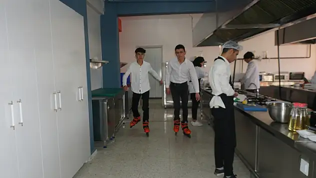 SİİRT'TE BİR İLK! MESLEK LİSESİNDEN TURİZM KENTLERİNE 'PATENLİ GARSON'