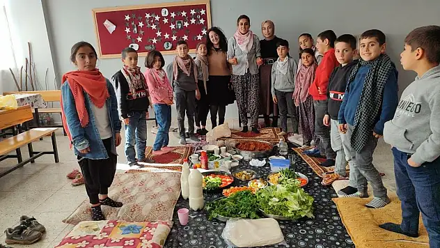 Siirt'te Bir Öğretmen, Öğrencilerine Sınıfta Çiğköfte Yoğurarak Mutlu Etti (VİDEOLU HABER)