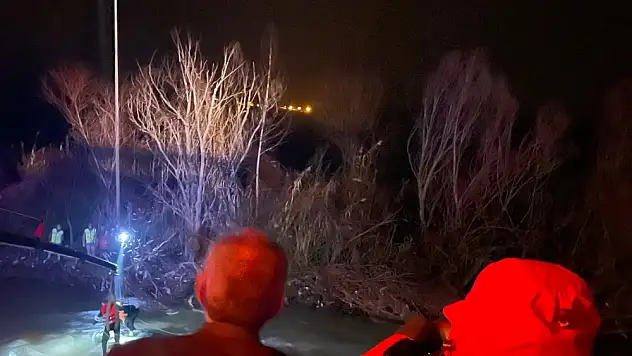 Siirt'te Bir Sürücü, Otomobiliyle Çaya Uçtu! 