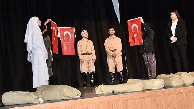 Siirt'te 'Çanakkale Zaferi ve Hilal-i Ahmer' Adlı Tiyatro Oyunu Sahnelendi